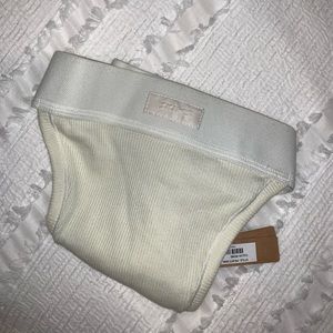 Skims thong never worn tags on